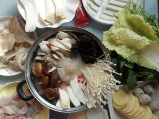 16、自制【养生菌菇火锅】,煮好就粘着辣椒酱开始吃了。