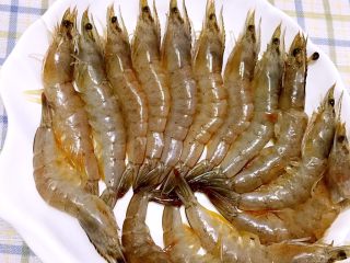 1、茄汁大虾,????洗净，挑出虾线，切开后背
