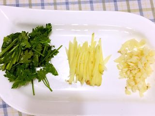 3、茄汁大虾,香菜切段，姜切丝，蒜切沫，