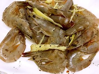4、茄汁大虾,腌制????：姜丝，料酒，黑胡椒，抓均匀
