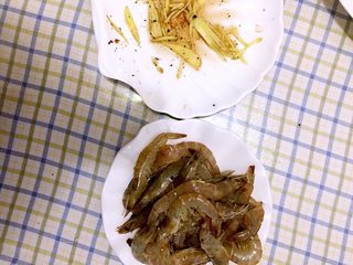 5、茄汁大虾,腌制二十分钟后，把????和姜丝分离出来，准备待用
