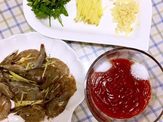7、茄汁大虾,准备好所有食材待用……