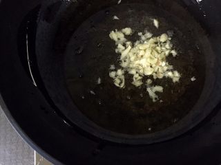8、茄汁大虾,锅里放油，把蒜沫炸出香味