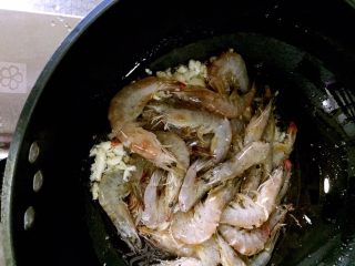 9、茄汁大虾,倒????入锅，翻炒均匀，盖上锅盖焖五分钟