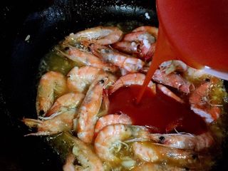 10、茄汁大虾,倒入调好的茄汁酱