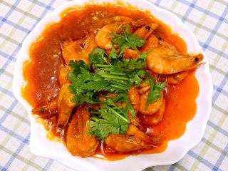 12、茄汁大虾,出锅之后撒上香菜即可开吃啦……
