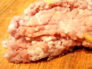 1、佛手观音,把猪肉加姜剁成末；加入适量的调味（应人而异）拌好猪肉馅