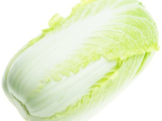 2、佛手观音,一颗白菜从跟到手掌长短平衡切下；白菜尾拿开水烫好备用包肉；白菜茛留下拿剪刀✂雕刻成莲花模样备用