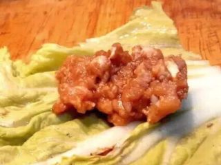3、佛手观音,把猪肉放在烫好的白菜叶里卷包
