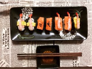 5、DIY家庭寿司刺身拼盘,将摊好的鸡蛋切成长条，紫菜可以根据纹路折断或剪刀剪开都可 留下备用