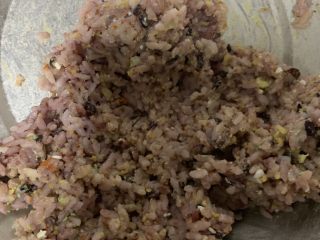 6、紫米寿司,加蛋黄寿司醋搅拌均匀