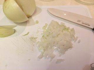 3、花样豆皮饭团,洋葱切细丁