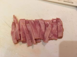 5、花样豆皮饭团,培根切0.5cm大小细丝