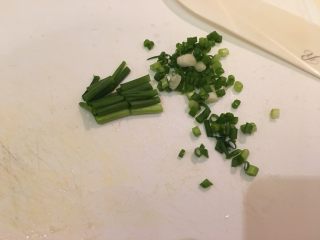 6、花样豆皮饭团,葱洗净切末