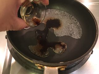 16、花样豆皮饭团,将香菇调料放入锅里