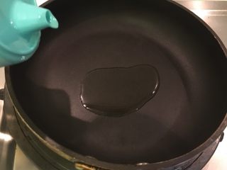 19、花样豆皮饭团,在锅里放少许油