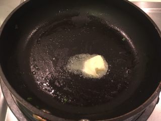 23、花样豆皮饭团,锅里放入奶油融化