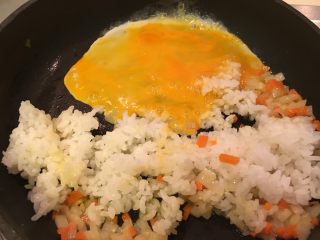 25、花样豆皮饭团,加入蛋液、1份米饭，继续翻炒均匀