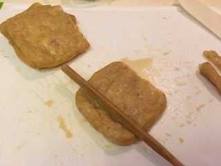 28、花样豆皮饭团,利用筷子滚动让豆皮正反面容易分开