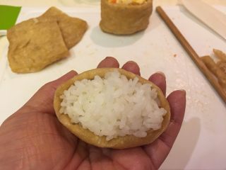 32、花样豆皮饭团,每个豆皮一份米饭，塞满，边缘折起。