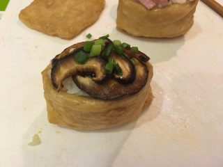 34、花样豆皮饭团,摆上炒好的香菇片，加上葱花。香菇豆皮饭团！✌️