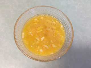 5、早餐鸡蛋卷,接下来煎蛋饼:将2个鸡蛋放入碗中,加入葱花,盐后打散。