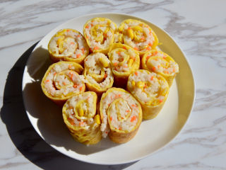 11、早餐鸡蛋卷,用刀切成小段,放入盘中。