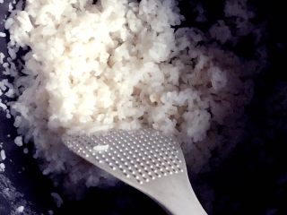 2、鸡蛋培根寿司,米饭放点寿司醋拌匀