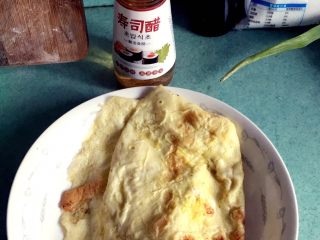 4、鸡蛋培根寿司,鸡蛋摊成蛋饼备用