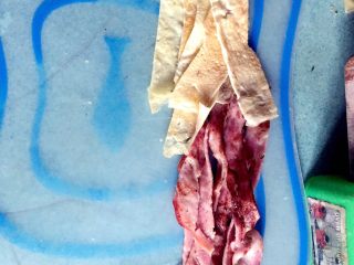 5、鸡蛋培根寿司,切条备用，黄瓜用完了所以我这里没拍到