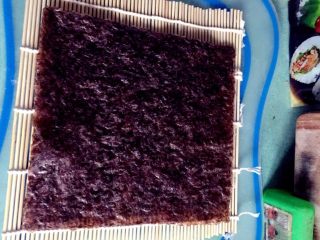 6、鸡蛋培根寿司,准备竹帘海苔