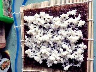 7、鸡蛋培根寿司,然后米饭铺平