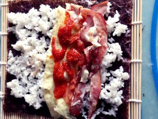 8、鸡蛋培根寿司,蔬菜鸡蛋，当然你喜欢吃啥都可以包在里面的，当然你喜欢吃的番茄酱还有沙拉酱都可以放的哦，喜欢芥末的也可以放哦