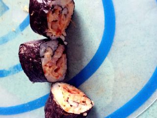 9、鸡蛋培根寿司,用竹帘巧劲裹寿司，要裹紧哦，不然会散开的，裹完切开就可以食用了哦