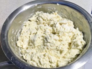 1、年夜饭+韭菜猪肉馅饺子详解,面粉加水搅拌。水量慢慢加，饺子面团不要太软 。