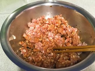 3、年夜饭+韭菜猪肉馅饺子详解,肉馅加入3汤匙酱青，一汤匙料酒搅拌。
