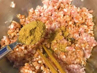 4、年夜饭+韭菜猪肉馅饺子详解,加入十三香一小匙。