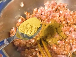 5、年夜饭+韭菜猪肉馅饺子详解,芫荽粉少于一小匙，搅拌。