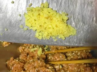 8、年夜饭+韭菜猪肉馅饺子详解,姜切末，放入肉馅。