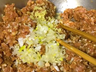 9、年夜饭+韭菜猪肉馅饺子详解,葱白也切末拌入。