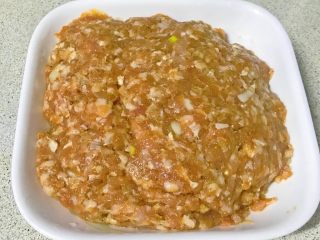 10、年夜饭+韭菜猪肉馅饺子详解,拌好的肉馅静置15分钟入味。