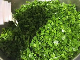 11、年夜饭+韭菜猪肉馅饺子详解,韭菜切末，拌入3汤匙油。