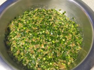 13、年夜饭+韭菜猪肉馅饺子详解,加入一汤匙香油，拌匀，这样馅就做好了。
