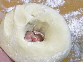 15、年夜饭+韭菜猪肉馅饺子详解,手上沾上干粉，面团中间挖个洞。