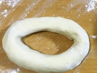 16、年夜饭+韭菜猪肉馅饺子详解,捏成环状。