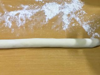 17、年夜饭+韭菜猪肉馅饺子详解,环形一边切断，搓成长条。