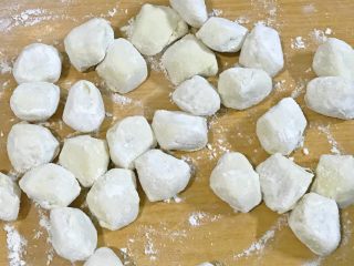 19、年夜饭+韭菜猪肉馅饺子详解,揪成均匀的小剂子，撒上干粉搓圆。