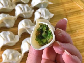 24、年夜饭+韭菜猪肉馅饺子详解,对折中间捏一下。