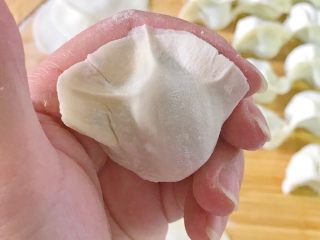 25、年夜饭+韭菜猪肉馅饺子详解,两只手的大拇指向中间挤压一下，完美的饺子完成了。