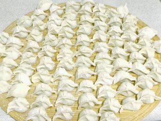 26、年夜饭+韭菜猪肉馅饺子详解,饺子底部沾一点干面粉，防止粘在盖帘上。